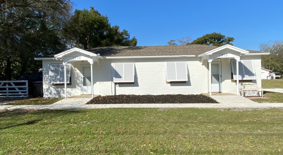 Affordable 1/2-duplex residence located in the desirable East Orlando area! 