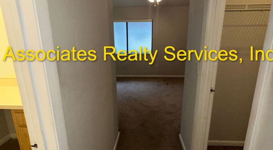 2 Br/ 2.5 ba, Close to UF & shopping- TWO WEEKS FREE RENT!!