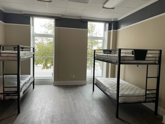  HUGE SHARED ROOMS FOR LGBTQ+ STUDENTS INCLUDES MEALS!!