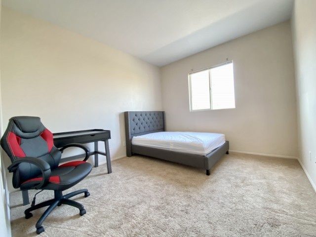 Near UCR student house for rent exellent price